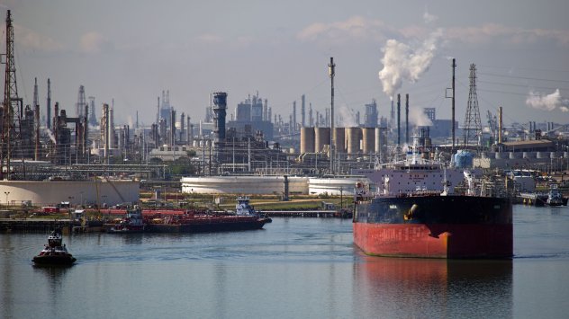 Китайският внос на суров петрол от Русия нарасна с 55