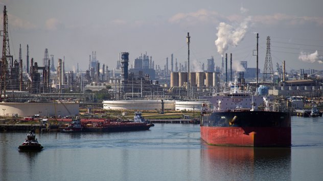 Китайският внос на суров петрол от Русия нарасна с 55
