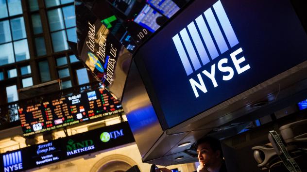 Американските акции паднаха до най-ниско ниво от средата на октомври 2015 в първия ден на търговия на Уолстрийт на 4 януари 2015. NYSE. Photographer: Michael Nagle/Bloomberg