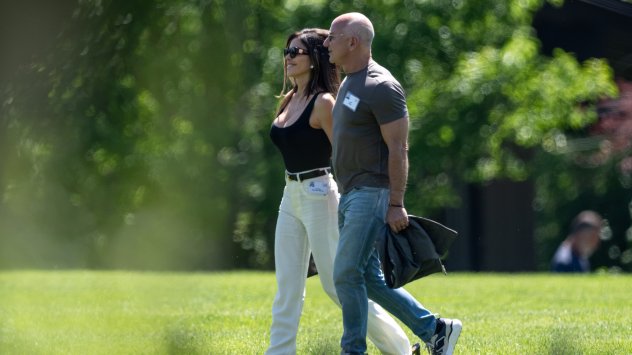 Джеф Безос, основател на Amazon.com Inc., вдясно, и Лорън Санчес Безос отиват на обяд по време на конференцията Allen & Co. Media and Technology Conference в Сън Вали, Айдахо, САЩ, в четвъртък, 10 юли 2025 г. Ежегодното събитие е историческа среда за сключване на медийни сделки и обикновено е форум за технологичния и медийния елит, на който се обсъжда бъдещето на тяхната индустрия. Снимка: Дейвид Пол Морис/Bloomberg