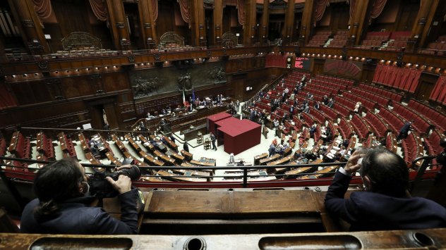 Италианският парламент гласува за шести пореден ден в събота за