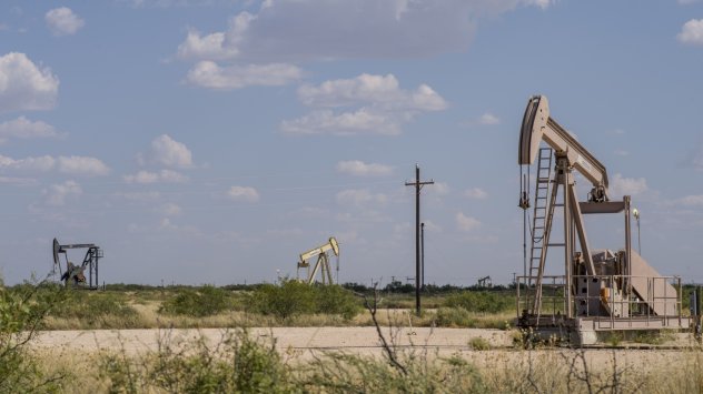 Петролът поскъпна, почти изтривайки седмичната загуба, тъй като инвеститорите претегляха