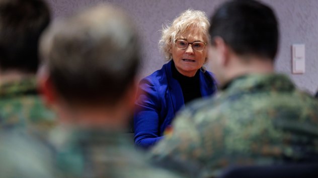 Германският министър на отбраната Кристине Ламбрехт се оттегли след поредица