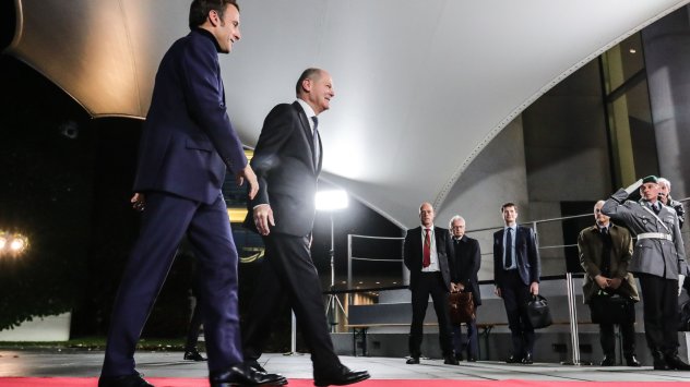 Еманюел Макрон и Олаф Шолц се усмихваха докато позираха за