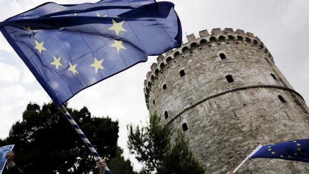 Проевропейски демонстранти пред Бялата кула в Солун; Снимка: Konstantinos Tsakalidis/Bloomberg