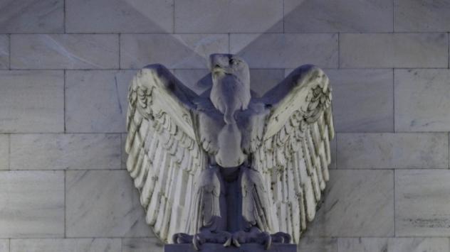 Орелът на фасадата на сградата на Фед. Снимка: Andrew Harrer/Bloomberg