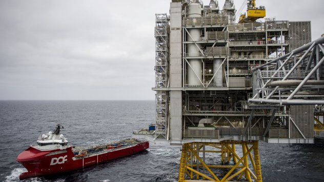 Петролът се понижи по време на нестабилна сесия тъй като