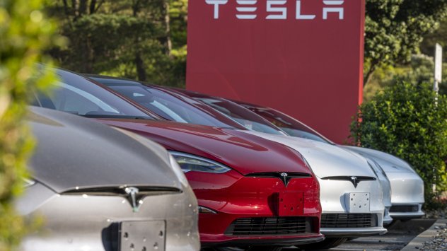 Tesla ще предаде на клиенти във вторник първите автомобили Model