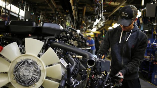 Работник монтира Ford Super Duty Truck в завода на Ford в Луисвил, Кентъки, САЩ. 30 септември 2016. Photographer: Luke Sharrett/Bloomberg
