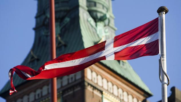 Датският флаг се вее на фона на сградата на Датската централна банка Снимка: Chris Ratcliffe/Bloomberg