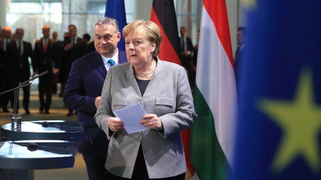 Унгарският премиер Виктор Орбан и германският канцлер Ангела Меркел. Снимка: Krisztian Bocsi/Bloomberg 