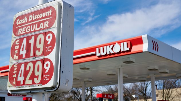 Руската петролна компания Лукойл заяви в понеделник че е закупила
