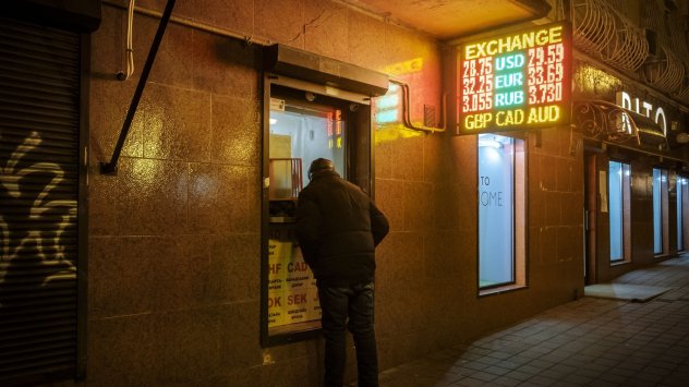 Руската рубла падна до рекордно ниско ниво в четвъртък докато