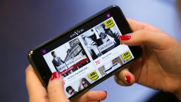 Служител сърфира из страницата на магазина, в който работи в Москва, Русия Снимка: Andrey Rudakov/Bloomberg