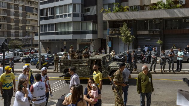 Размахвайки истински оръжия или играчки ядосаните ливанци проникнаха в най малко
