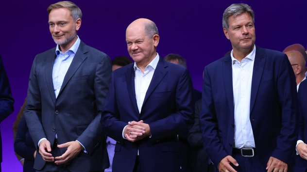 Кристиан Линднер (вляво), Олаф Шолц (в средата) и Роберт Хабек през септември. Снимка: Криштиан Боци/Bloomberg