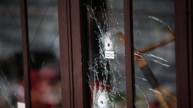 Дупки от куршуми в стъклото на един от обектите на атентатите в Париж. Снимка: Simon Dawson/Bloomberg
