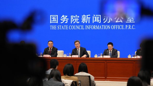 Пресконференция на министъра на финансите на Китай Лан Фоан. Лан Фоан, в центъра, по време на пресконференция в Пекин, 12 октомври. Снимка: Bloomberg LP