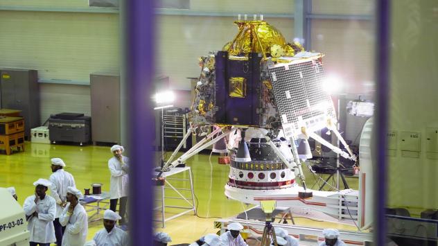 Учени от Isro правят финални тестове на Chandrayaan-2. Снимка: Karen Dias/Bloomberg