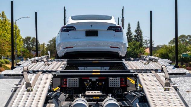 Tesla Inc вкарва в сервиз близо 475 000 свои коли в