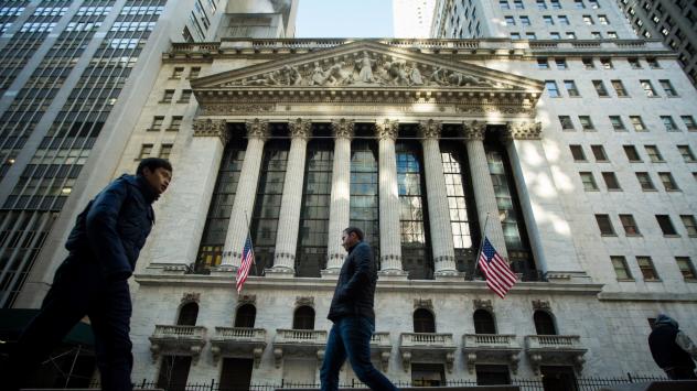 Американските акции паднаха до най-ниско ниво от средата на октомври 2015 в първия ден на търговия на Уолстрийт на 4 януари 2015. NYSE. Photographer: Michael Nagle/Bloomberg