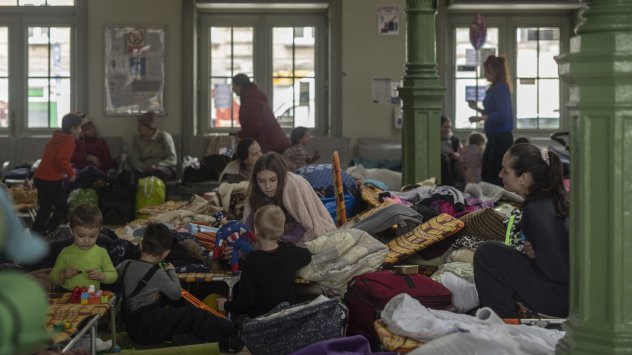 Полските погранични градове приемат масов приток на украинци, бягащи от руското въоръжено нашествие Жени и деца, бягащи от Украйна, се събират на жп гарата в Пшемишъл на 2 март 2022 г. Снимка: Дан Китууд/Getty Images