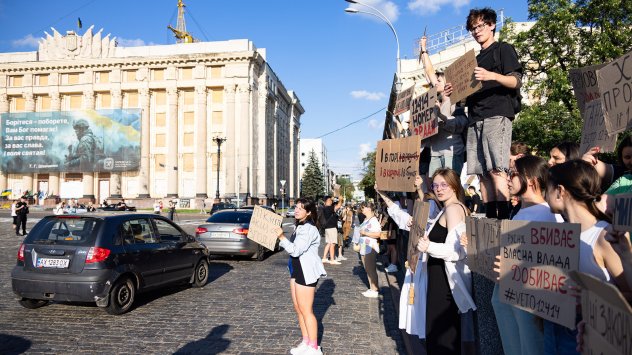 Протест в Украйна срещу законопроект за ограничаване на дейността на службите за борба с корупцията. Жители на Харков протестират срещу новия законопроект за ограничаване на антикорупционните агенции. Харков, 23 юли. Снимка: Bloomberg LP