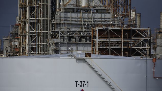 Петролът запазва ръста си, но последствията от Айда все още тегнат над рафинериите