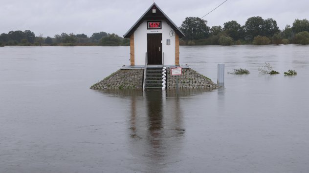 Речен манометър показва ниво от малко под шест метра на покачващата се река Одер в Ратцдорф, Германия, на 24 септември. Снимка: Bloomberg LP