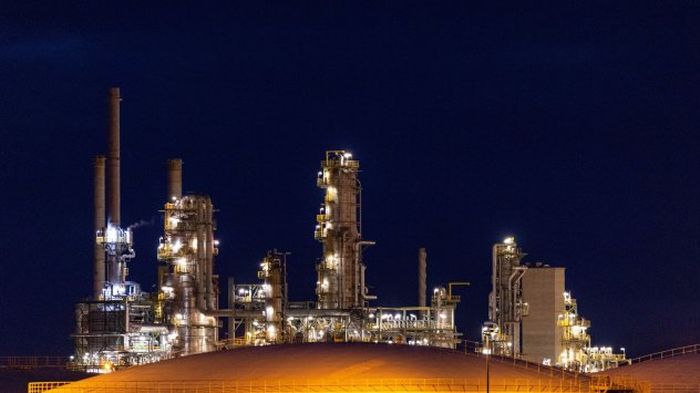 Петролът се насочва към трета седмична загуба докато Европейският съюз