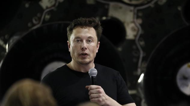 Илон Мъск, главен изпълнителен директор на Space Exploration Technologies Corp. (SpaceX), говори по време на събитие в щабквартирата на SpaceX в Хоторн, Калифорния, САЩ, в понеделник, 17 септември 2018 г. Фотограф: Патрик Т. Фалон / Блумбърг