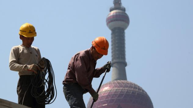 Работници пред Oriental Pearl Radio &amp; TV Tower в Шанхай, Китай. Снимка: Tomohiro Ohsumi/Bloomberg