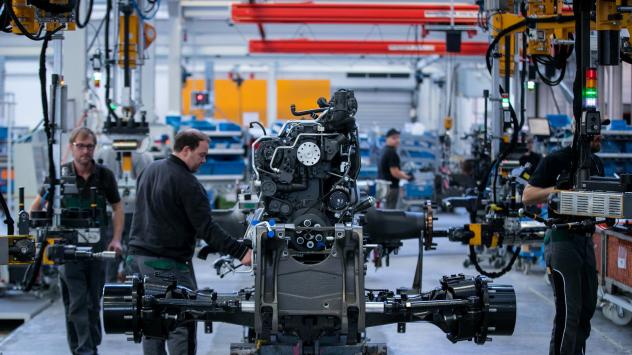 Служители в предприятието на германския производител на трактори Fendt. Снимка: Krisztian Bocsi/Bloomberg