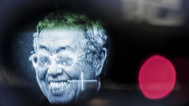 Управителят на Китайската народна банка Джоу Сяочуан, сниман през екрана на камера по време на пресконференция  Снимка: Qilai Shen/Bloomberg