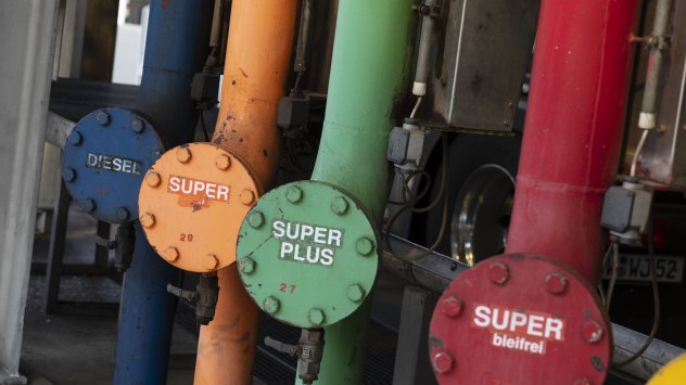 Цената на петрола отново падна след като възобновената вълна на