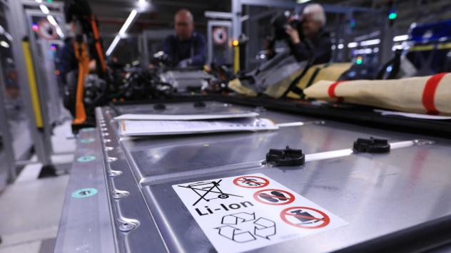 Монтаж на литиево-йонна батерия във фабрика на Volkswagen. Снимка: Krisztian Bocsi/Bloomberg