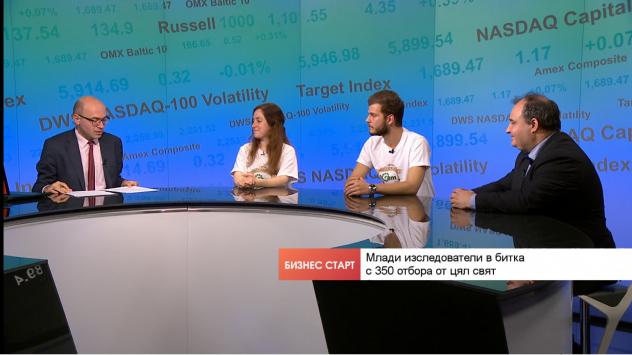 Тодор Младенов, изпълнителен директор на София Тех Парк, Микаела Станчева, член на отбора, студентка 4 курс, специалност „Молекулярна биология“ в СУ, Иван Пашов, член на отбора, студент „Медицина“ в СУ. Снимка: Bloomberg TV Bulgaria