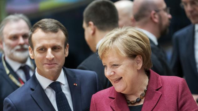 Еманюел Макрон, президент на Франция, в ляво и Ангела Меркел, канцлер на Германия, в дясно. Брюксел, Белгия, 13 декември 2018. Photographer: Jasper Juinen/Bloomberg 