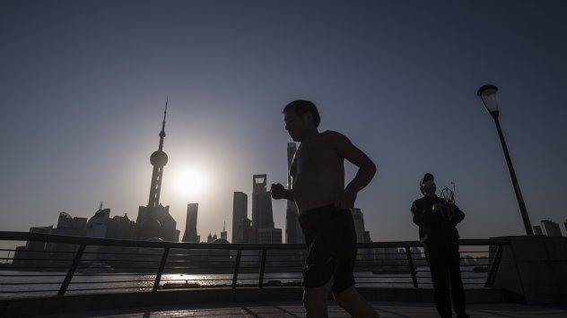 Китайските акции изтриха над 1 2 трилиона долара от стойността си