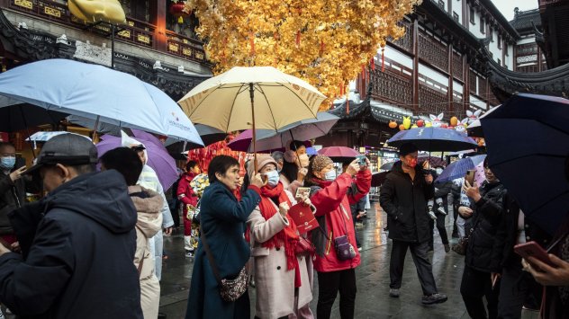 Туристическите места бяха залети киносалоните препълнени а фойерверки озариха