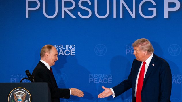 Тръмп и Путин приключиха най-дългите си преговори лице в лице на срещата в Аляска. Снимка: Bloomberg LP