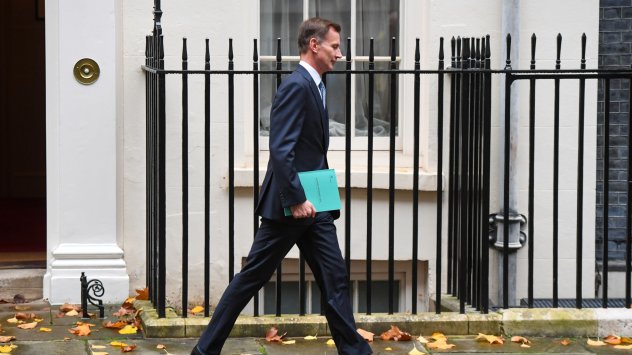 Министърът на финансите Джеръми Хънт приложи най малката възможна доза фискално