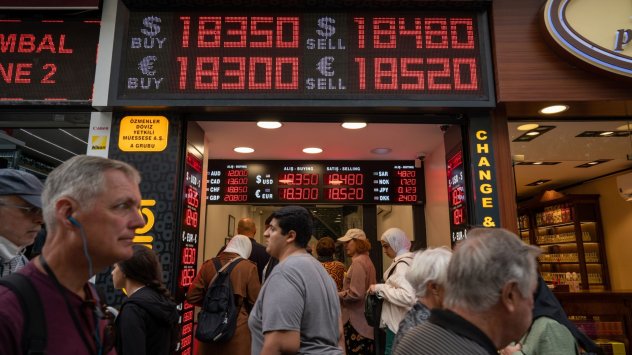 Турската лира падна до ново рекордно ниско ниво, след като