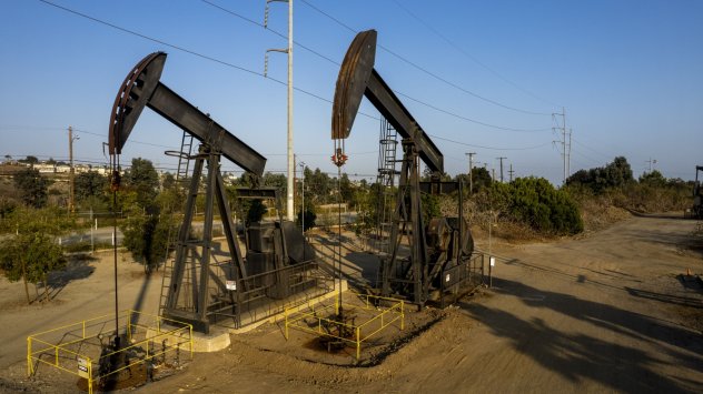 Цената на петрола се понижи за трети ден поради ескалиращите