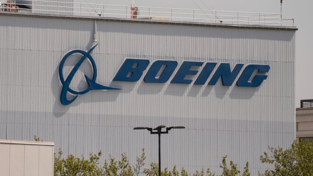 Самолет на Air India с 242-ма пътници се е разбил малко след излитане 