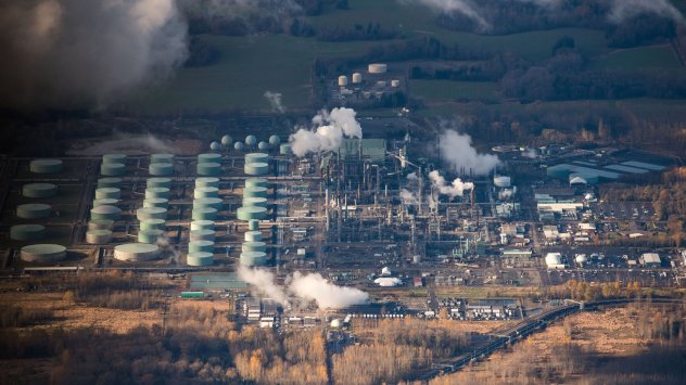 Петролът продължи да поскъпва след четири поредни седмици на ръст