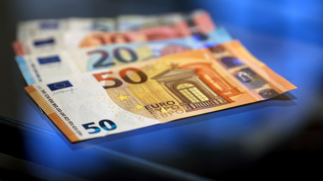 Волатилността при еврото се успокои след изпълнената със сътресения 2022