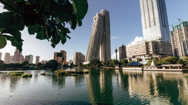 350 метровата Lotus Tower която се издига над хоризонта в столицата