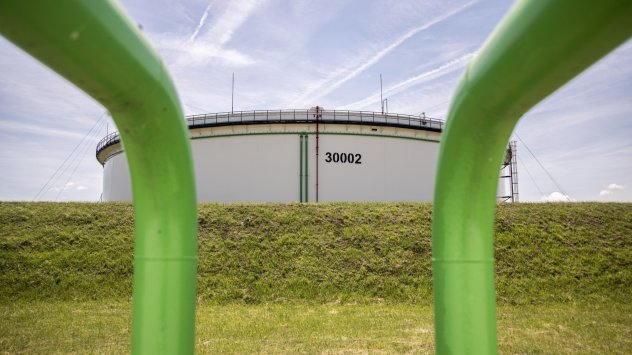 Петролът се задържа на висока цена тъй като инвеститорите прецениха