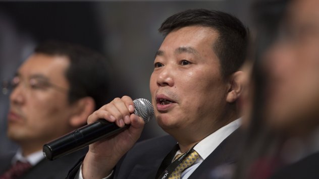 Хъ Дзинби, председател и главен изпълнителен директор на Maike Investment Holding Group Co., говори по време на семинара London Metal Exchange (LME) Week Asia 2013 в Хонконг, Китай, във вторник, 25 юни 2013 г. Тогава той заяви, че Китай разполага с 400 000 тона мед в митнически складове. Снимка: Жером Фавр/Bloomberg